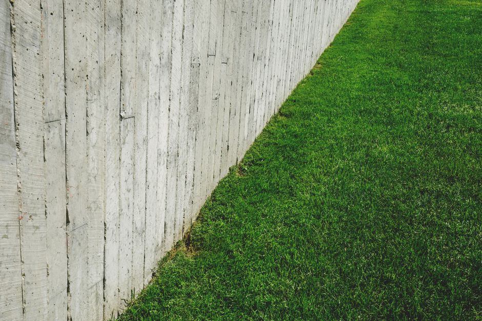 Betonový plot proti prachu od silnice – Hradec Králové